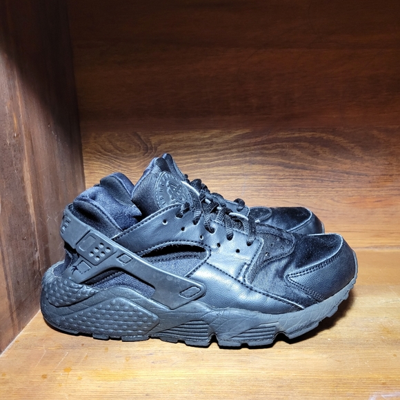 Nike Other - Nike Air Huarache Running Sneaker 7Y